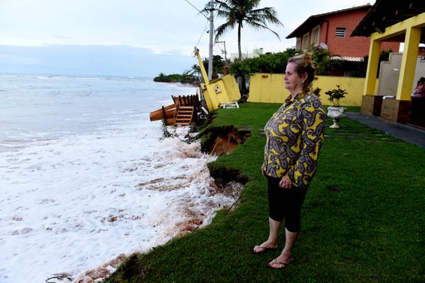 Fortes ondas danificaram casas e até postes de iluminação caíram em Manguinhos.  por Ricardo Medeiros