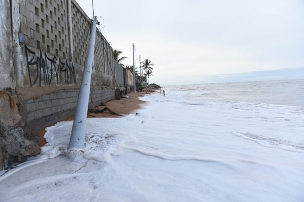 Fortes ondas danificaram casas e ruas nesta sexta-feira (7) em Manguinhos