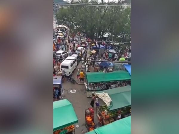 Imagens mostram grande aglomeração de pessoas na feira livre de Aribiri, em Vila Velha