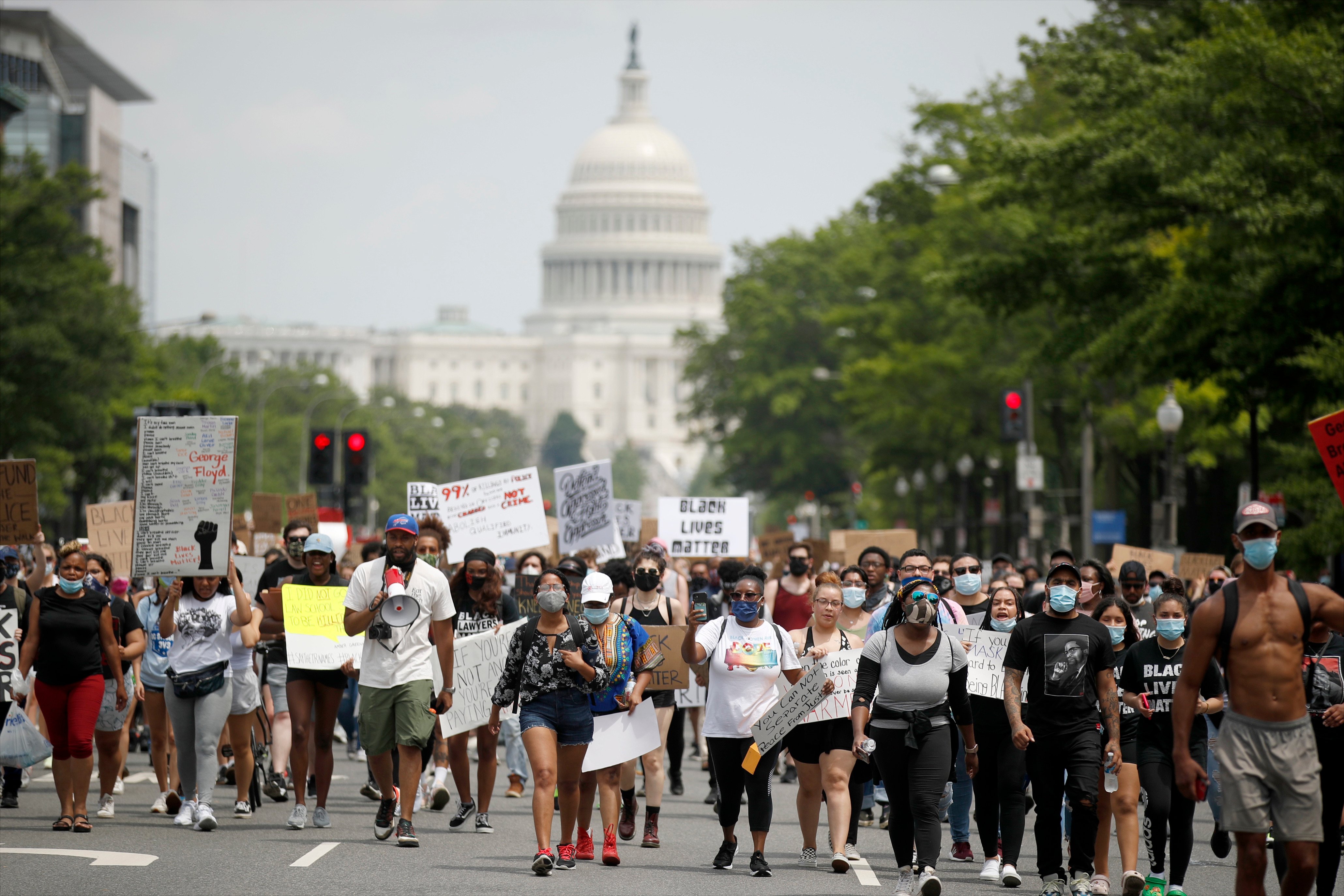 Manifestantes passam pela Avenida Pensilvânia, que liga o Capitólio à Casa Branca, durante manifestação contra o racismo e a brutalidade policial após a morte de George Floyd