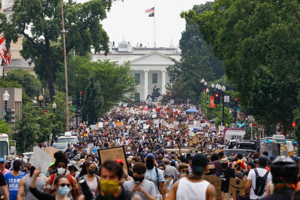 Manifestantes passam pela Avenida Pensilvânia, que liga o Capitólio à Casa Branca, durante manifestação contra o racismo e a brutalidade policial após a morte de George Floyd