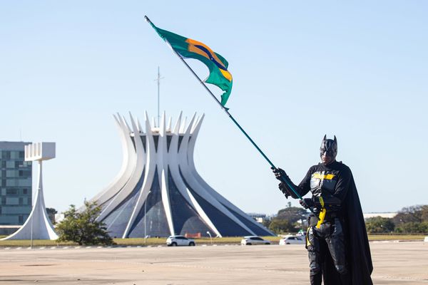 Militante bolsonarista fantasiado de Batman tentou chegar ao grupo adversário, mas foram impedidos pela Polícia Militar