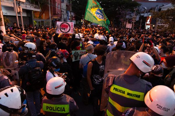 Protesto em São Paulo: manifestantes encaram PM na rua dos Pinheiros. 