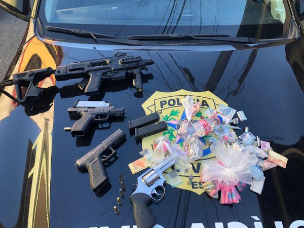 As forças de segurança do Estado apreenderam armas e drogas durante a operação