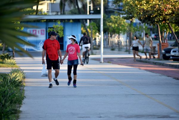 Pessoas se exercitam nas praias de Vila Velha e Vitória