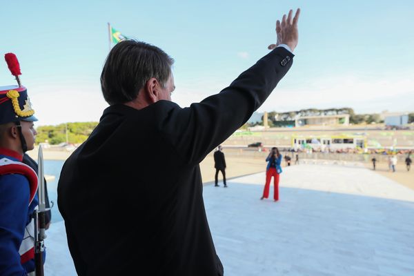 Presidente Jair Bolsonaro acena para apoiadores