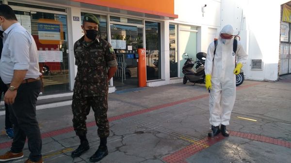 Soldados do Exército e agentes da Prefeitura limpam as ruas de Vila Velha