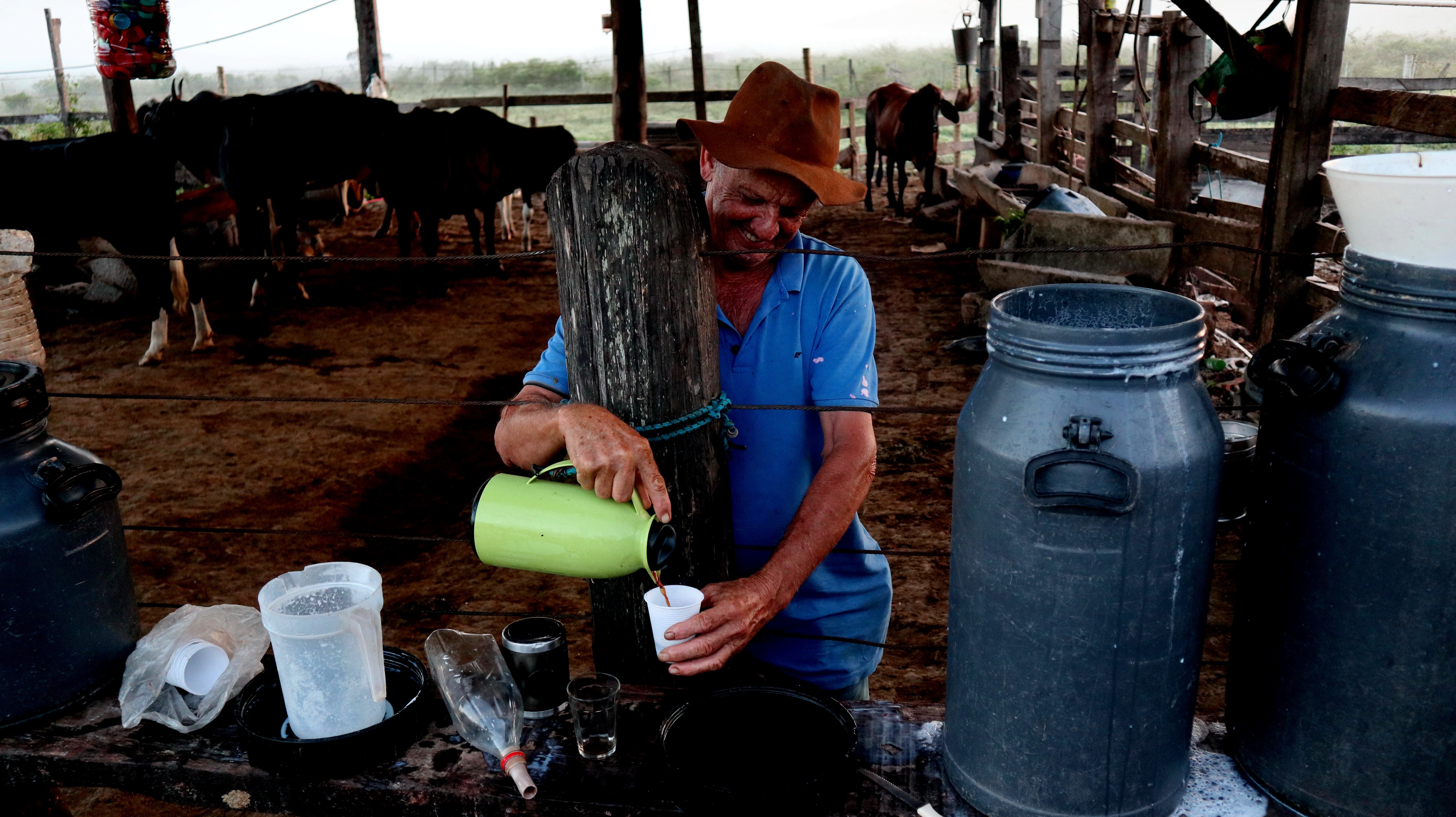 Data: 09/06/2020 - ES - Serra - Gilven Antônio Piazzollo, produtor rural retirando leite para vender - Editoria: Cidades - Foto: Ricardo Medeiros - GZ