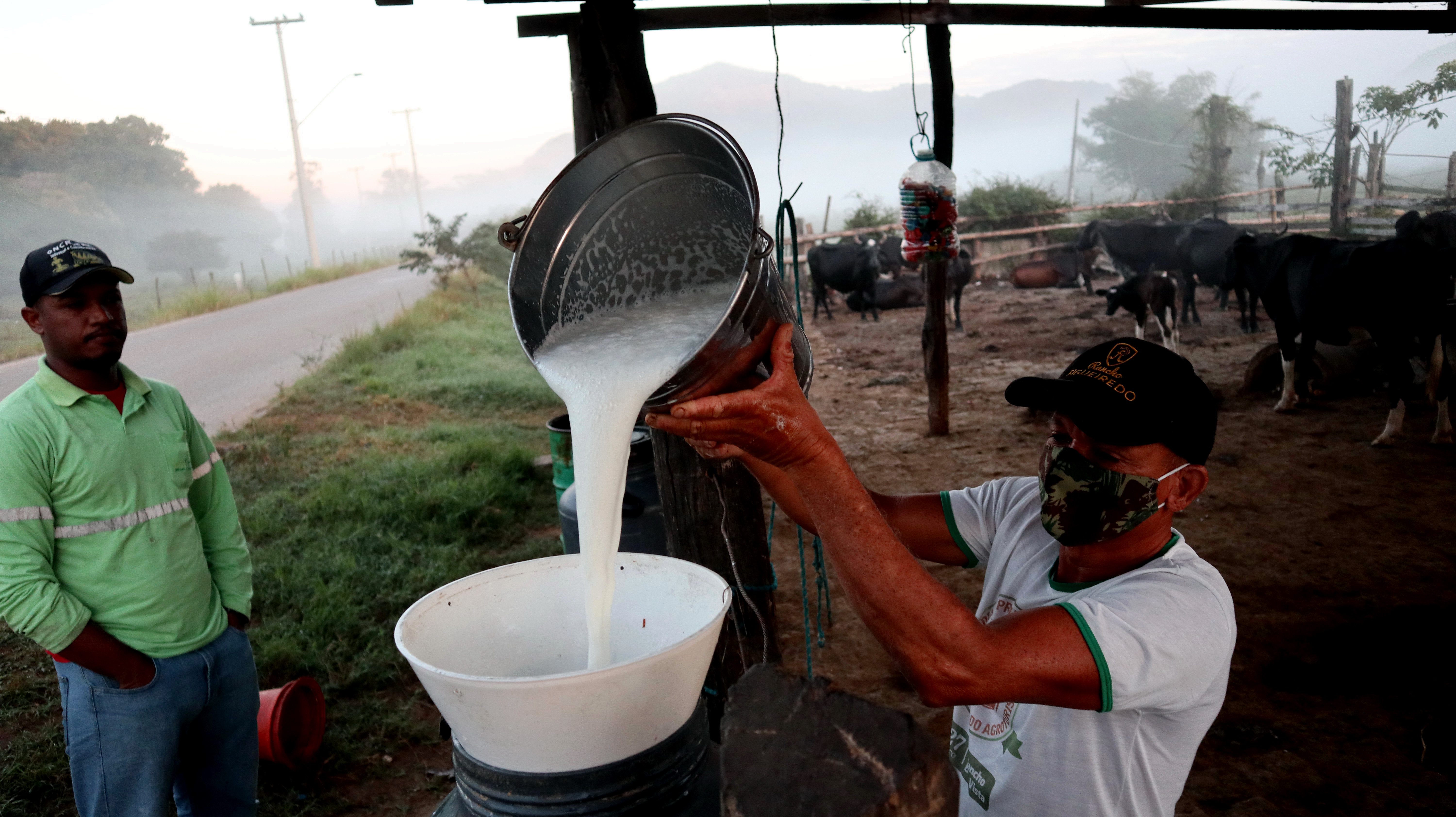 Data: 09/06/2020 - ES - Serra - Vaqueiro vendendo leite - Editoria: Cidades - Foto: Ricardo Medeiros - GZ
