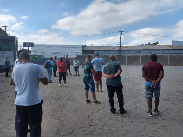 Ex-funcionários da Viação Itapemirim protestam por causa de salários atrasados