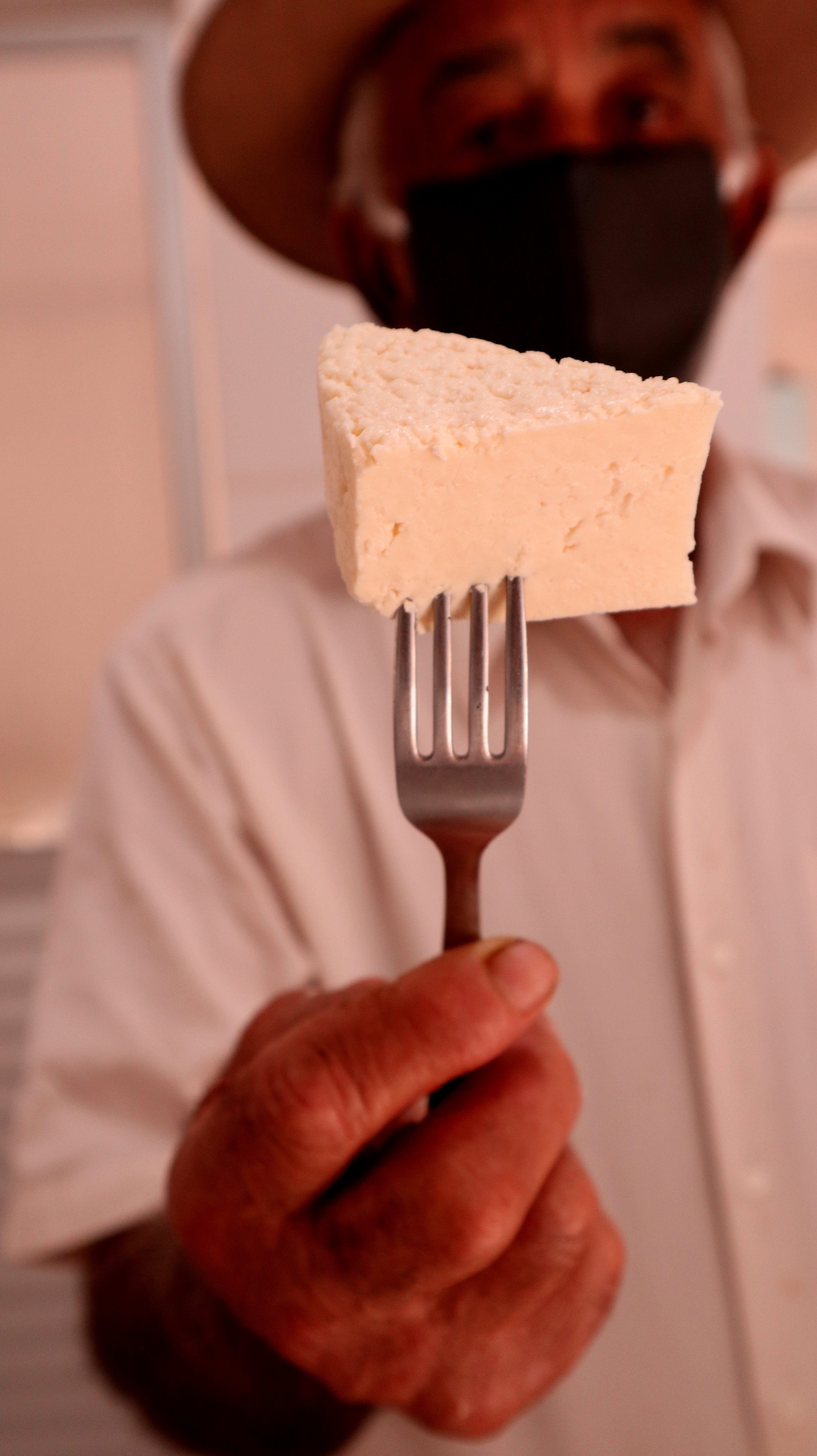 José Miguel Fonseca,  produtor artesanal de queijo, na Serra
