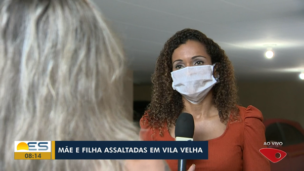 Mãe em entrevista à repórter Daniela Carla, da TV Gazeta