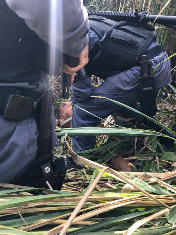 Operação policial resulta em troca de tiros e prisões