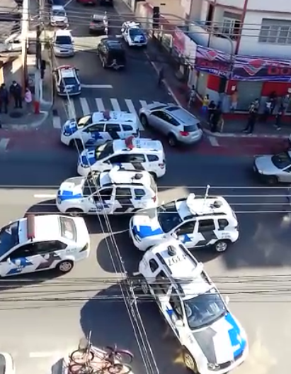 Várias viaturas da PM foram acionadas para uma ocorrência de assalto na Glória, mas militares descobriram que se tratou de um engano