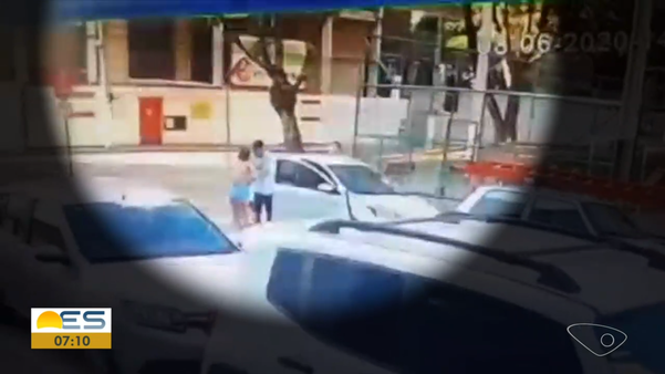 Vídeo mostra momento em que homens abordam carro com mãe e filha em Itapoã, Vila Velha