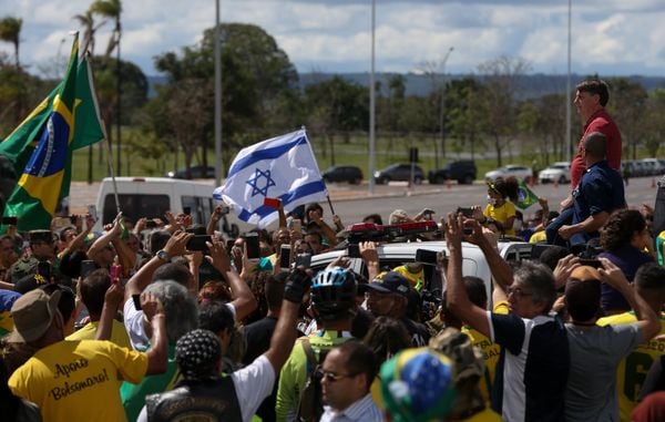 A bandeira de Israel se tornou um símbolo nas últimas manifestações a favor do presidente Jair Bolsonaro cumprimenta e discursa para apoiador
