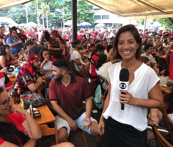 A repórter Marina Araújo em foto de cobertura de futebol. Ela foi atacada por um rapaz nos estúdios da Rede Globo nesta quarta (10)