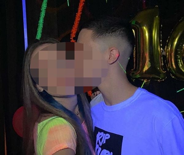 Sem máscara, fotos mostram jovens próximos e a filha do vereador recebendo um beijo no rosto de um dos amigos
