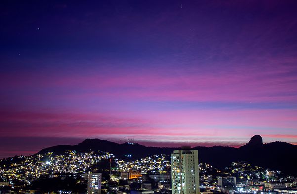 Vitória - ES - Luzes e cores. Pôr do sol visto do bairro Bento Ferreira. por Vitor Jubini