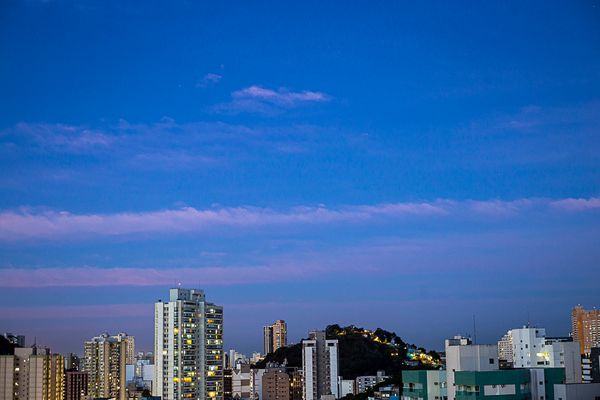Vitória - ES - Luzes e cores. Pôr do sol visto do bairro Bento Ferreira. por Vitor Jubini