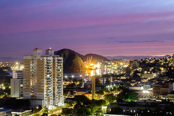 Vitória - ES - Luzes e cores. Pôr do sol visto do bairro Bento Ferreira.