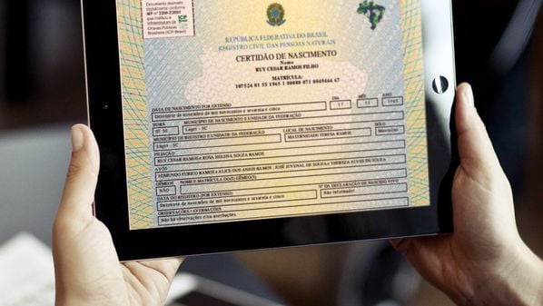 No Brasil, milhares de crianças são registradas sem o nome do pai na certidão de nascimento