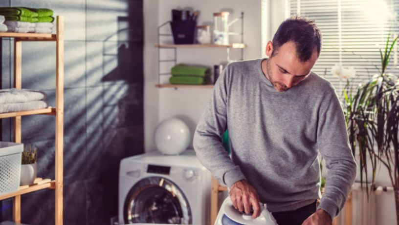 homem passando roupas; ferro de passar