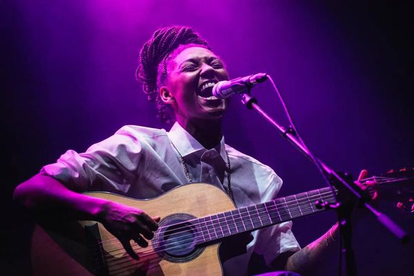 A cantora Bia Ferreira questiona o privilégio branco em suas letras, incluindo a música