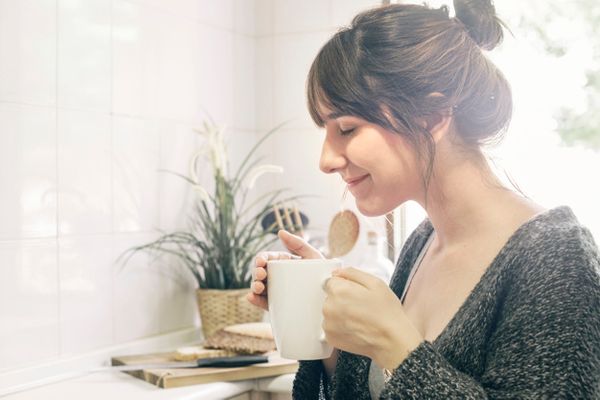 Mulher tomando chá; mulher tomando café