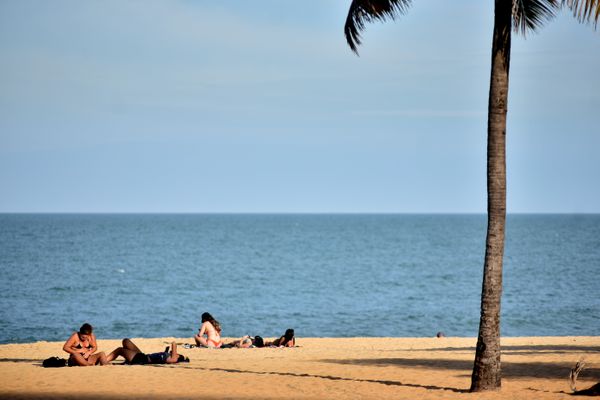 Praias e quiosques cheios durante a pandemia. Praia da Costa, em Vila Velha. por Fernando Madeira