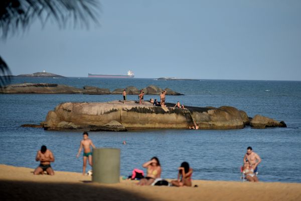Praias e quiosques cheios durante a pandemia. Praia da Costa, em Vila Velha. por Fernando Madeira