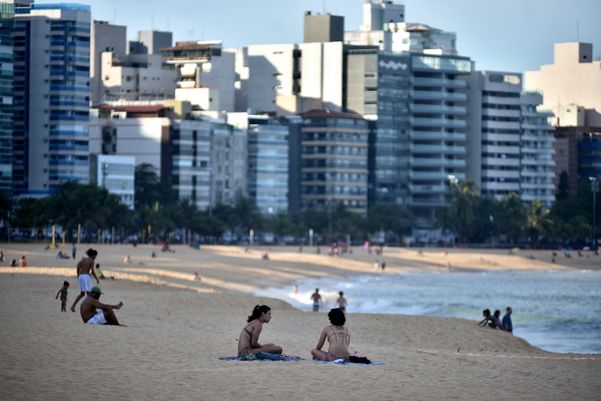 Praias e quiosques cheios durante a pandemia. Praia da Costa, em Vila Velha. por Fernando Madeira