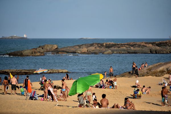 Praias e quiosques cheios durante a pandemia. Praia da Costa, em Vila Velha. por Fernando Madeira