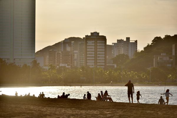 Praias e quiosques cheios durante a pandemia. Curva da Jurema, em Vitória. por Fernando Madeira