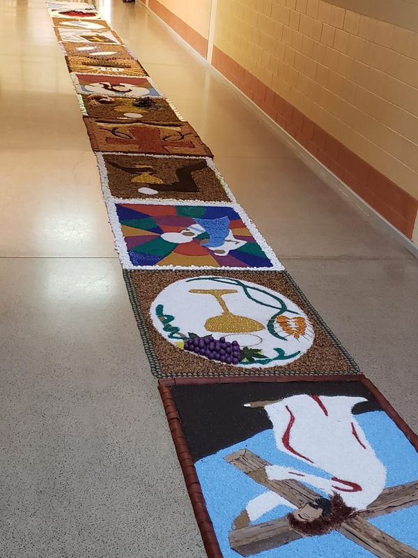 Tapetes de Corpus Christi com materiais recicláveis produzidos por detentas de Colatina por Divulgação