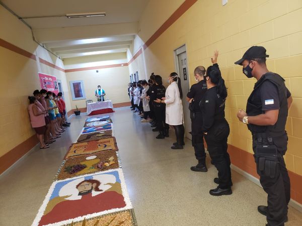 Tapetes de Corpus Christi com materiais recicláveis produzidos por detentas de Colatina por Divulgação