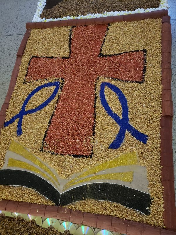 Tapetes de Corpus Christi com materiais recicláveis produzidos por detentas de Colatina por Divulgação