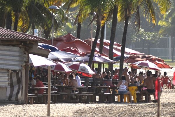 Data: 12/06/2020 - ES - Vitória - Em plena pandemia, um quiosque ficou lotado na Praia da Curva da Jurema, em Vitória - Editoria: Cidades - Foto: Fernando Madeira - GZ