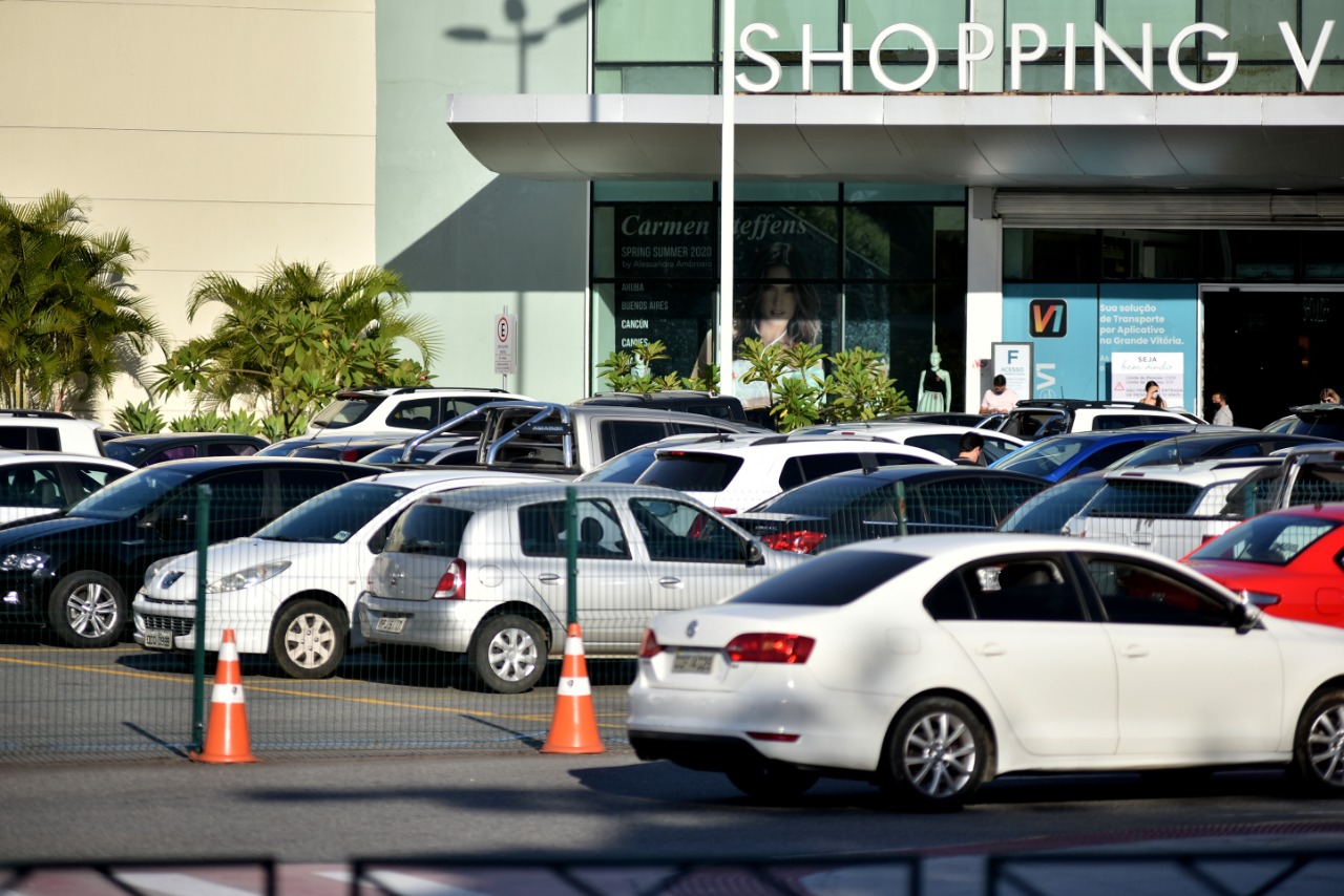 Estacionamento de shopping na Capital ficou cheio nesta sexta-feira (12)