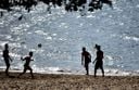 No meio da pandemia, jovens jogavam bola nas areias da Ilha do Boi, em Vitória(Fernando Madeira)