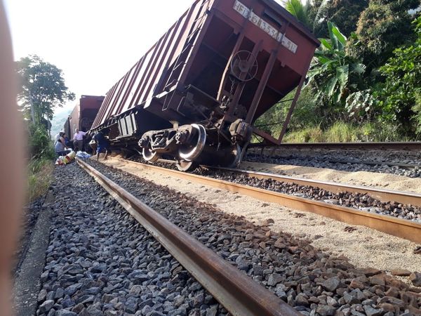 Vagão de trem de carga descarrila no ES por Leitor