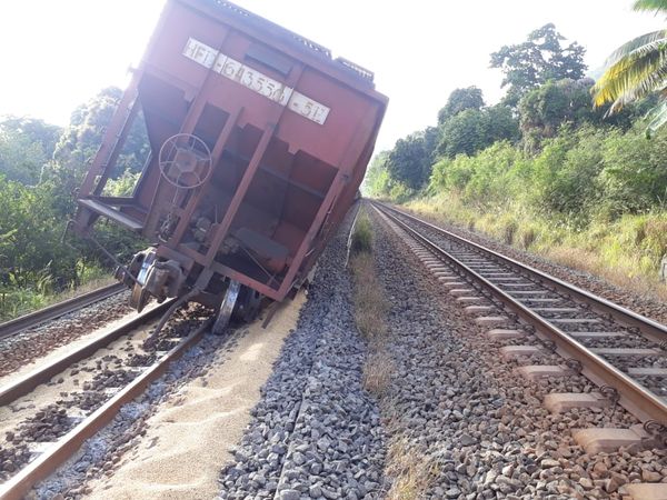 Vagão de trem de carga descarrila no ES por Leitor