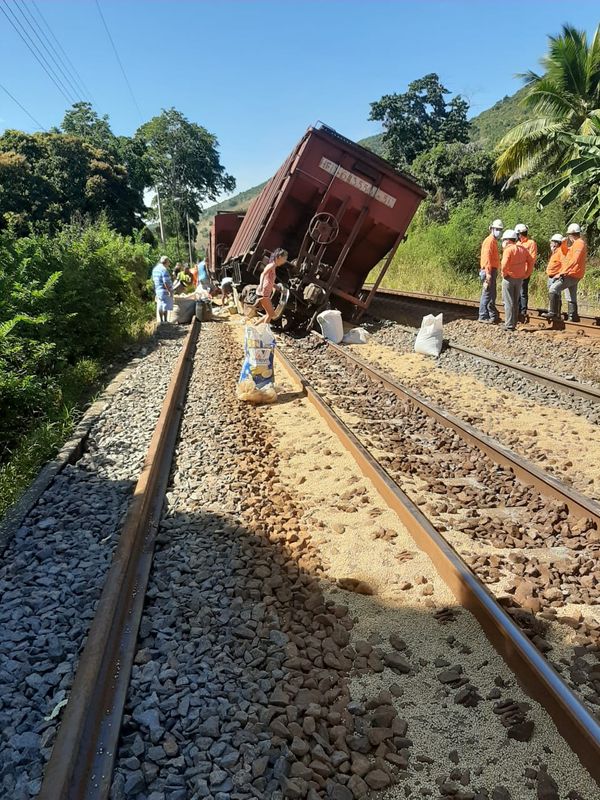 Vagão de trem de carga descarrila no ES por Leitor