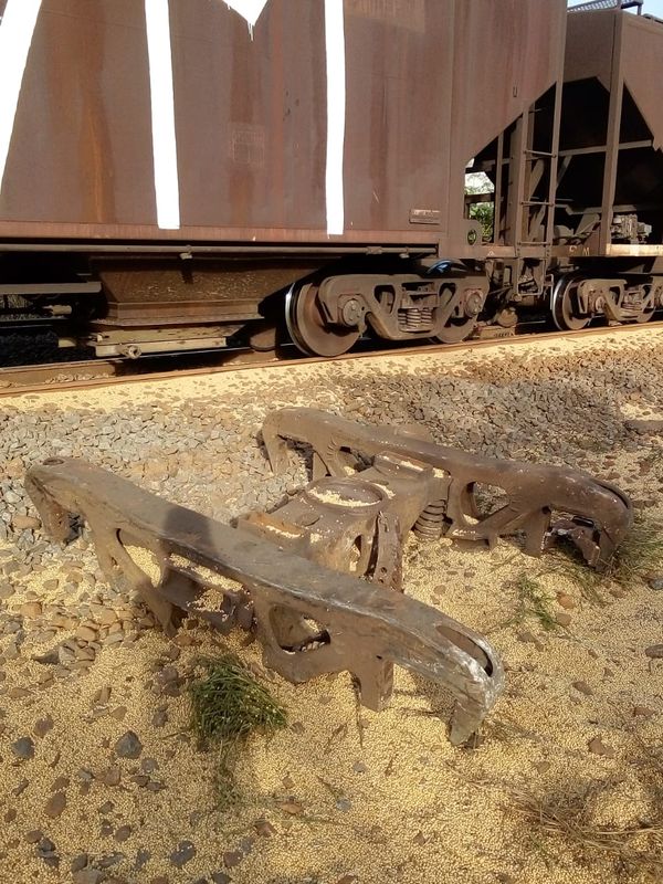 Vagão de trem de carga descarrila no ES por Leitor