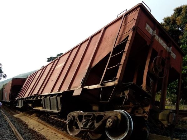 Vagão de trem de carga descarrila no ES por Leitor