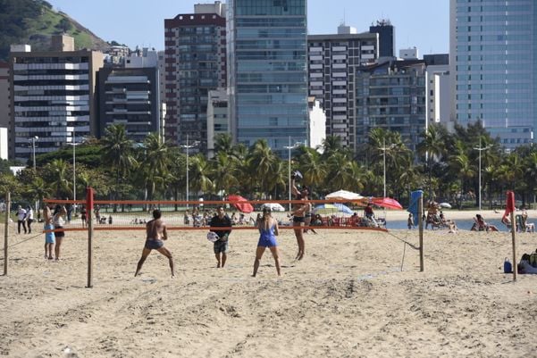 Movimento de pessoas durante a pandemia de Coronavírus na Praia Curva da Jurema, Vitória por Carlos Alberto Silva