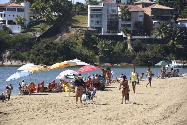 Movimento de pessoas durante a pandemia de Coronavírus na Praia Curva da Jurema, Vitória por Carlos Alberto Silva