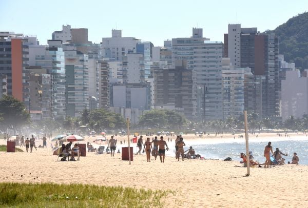 Movimento de pessoas durante a pandemia de Coronavírus na Praia da Costa, Vila Velha por Carlos Alberto Silva