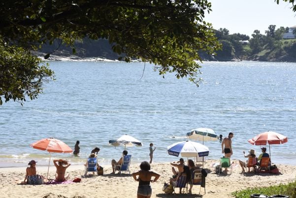 Movimento de pessoas durante a pandemia de Coronavírus na Praia da Esquerda, Vitória por Carlos Alberto Silva