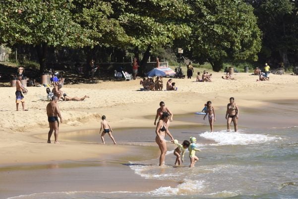 Movimento de pessoas durante a pandemia de Coronavírus na Praia da Esquerda, Vitória por Carlos Alberto Silva
